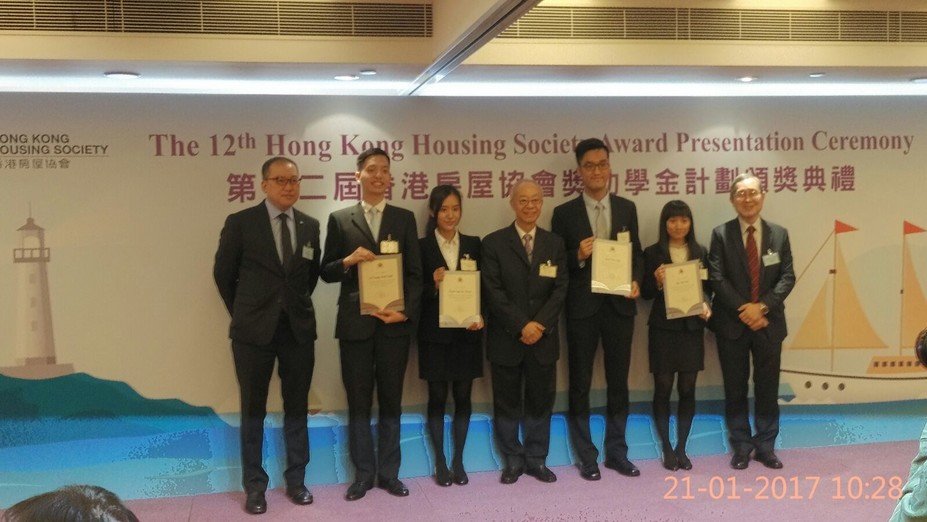 香港房屋協會主席暨主禮嘉賓鄔滿海先生(中)、PolyU SPEED 副院長吳偉昌博士(左),以及PolyU SPEED房屋管理學(榮譽)文學士課程統籌黃健豪先生(右)與PolyU SPEED得獎同學在第十二屆香港房屋協會獎助學金計劃頒獎典禮上合照。