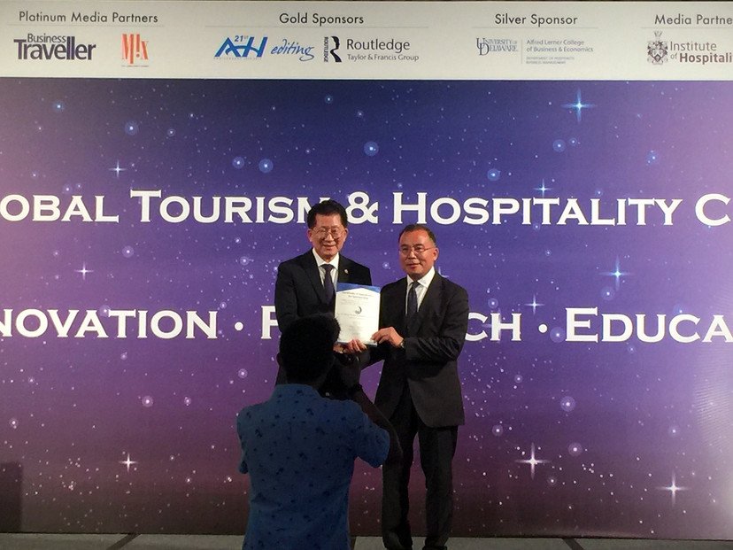 理大酒店及旅遊業管理學院院長田桂成教授(左)在晚宴上頒發感謝狀予PolyU SPEED院長羅文強博士。