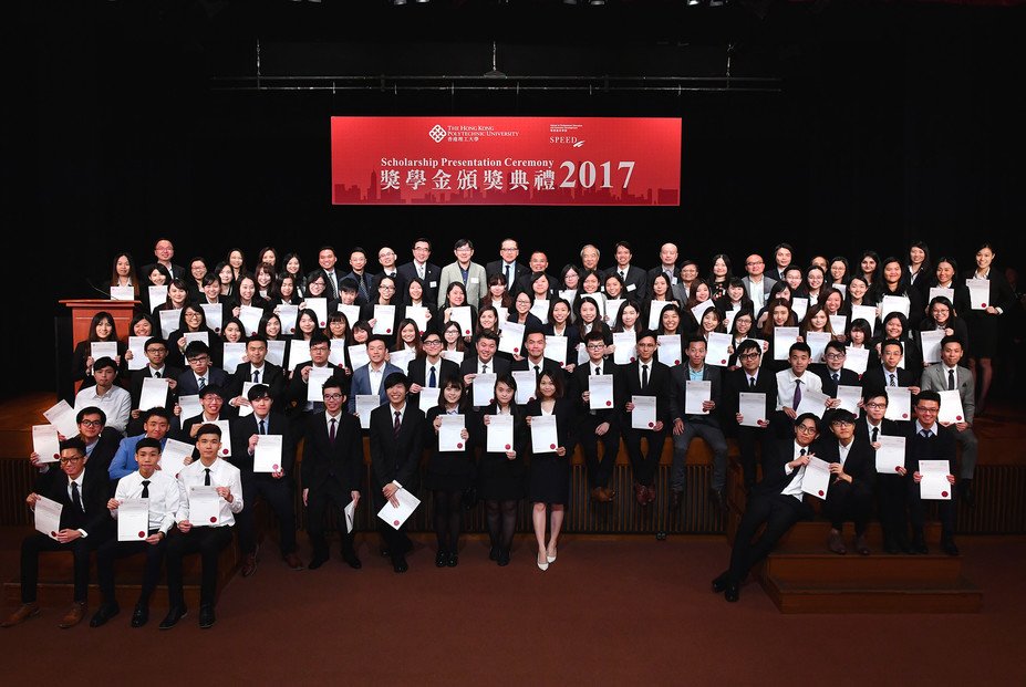羅院長(後排左十二)、副院長吳偉昌博士(後排左十一)與一眾PolyU SPEED教學人員和獲頒獎學金的同學合照。