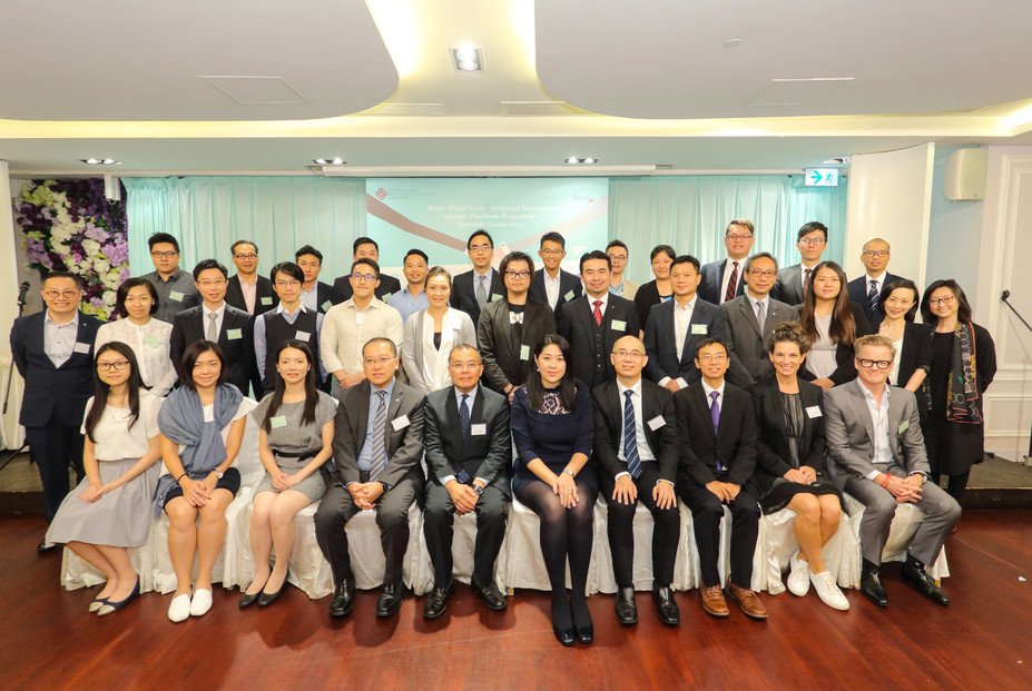 PolyU SPEED院長羅文強博士(前排左五)與副院長吳偉昌博士(前排左四)、CPCE學生事務總監蘇志豪博士(前排右三)、PolyU SPEED課程總監及高級講師林立堅博士(前排右四)、助理課程總監及講師王美芝博士(前排右五),以及參與「PolyU SPEED 校企協作教育及暑期實習計劃2017」的僱主代表合照留念。