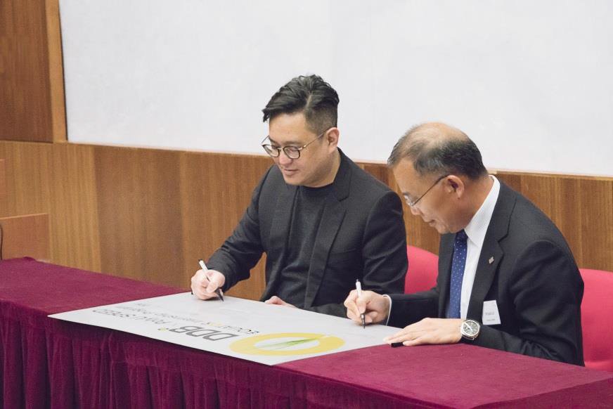 恒美廣告國際有限公司首席創意總監兼董事總經理何振鴻先生(左)與理大專業進修學院院長羅文強博士於儀式上簽字宣佈計劃啟動。