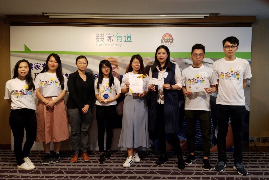 "Epay group" 獲得“最佳理財教育動議”。 (左至右）王美嬋，許穎欣，高衍璋博士, 馬嘉麗，吳潔霞，王美芝博士，張鎮桓，葉頌銘