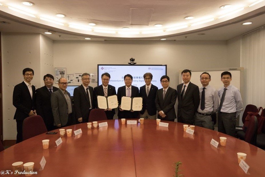 CPCE及中飞公司管理层一同见证合作备忘录的签署仪式。