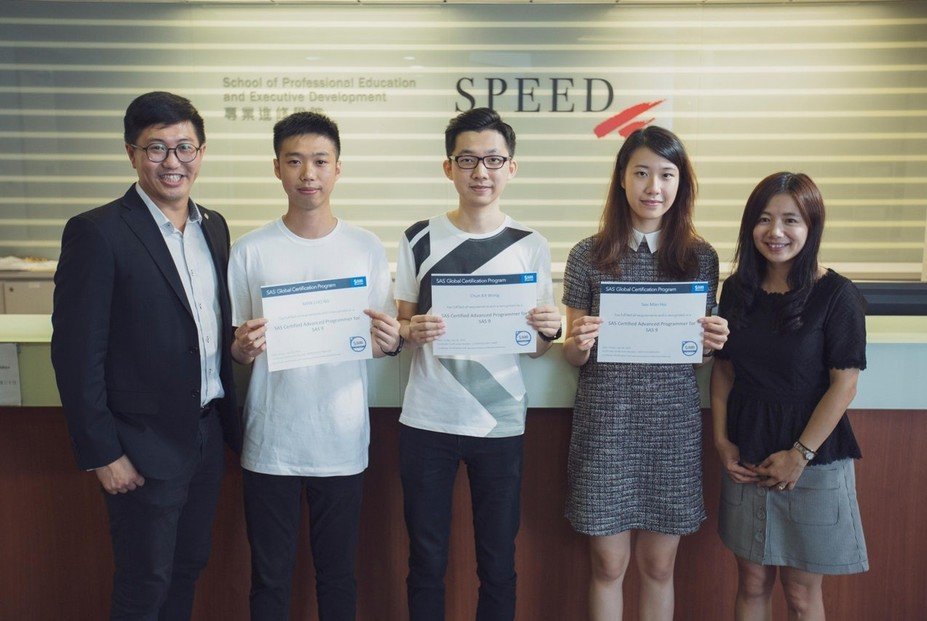 PolyU SPEED应用科学(荣誉)理学士(统计及数据科学)课程讲师鲁文锋博士、学生吴文楚、王骏杰及许秀文, 以及高级讲师吴美兰博士